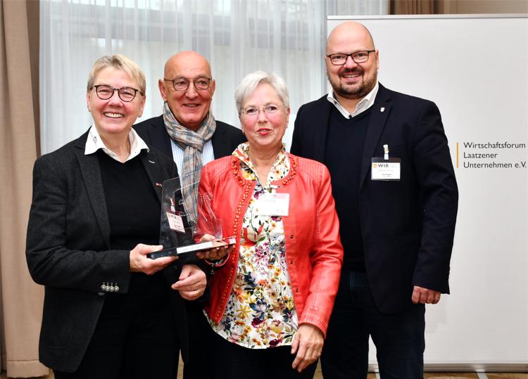 Das Wirtschaftsforum Laatzener Unternehmen (WIR) hat am 17. 11.22 wieder den Laatzener Löwen verliehen. WIR: Verleihung Laatzener Loewe. Bericht mit Foto in Zeitung Laatzen Regionalmagazin 2022