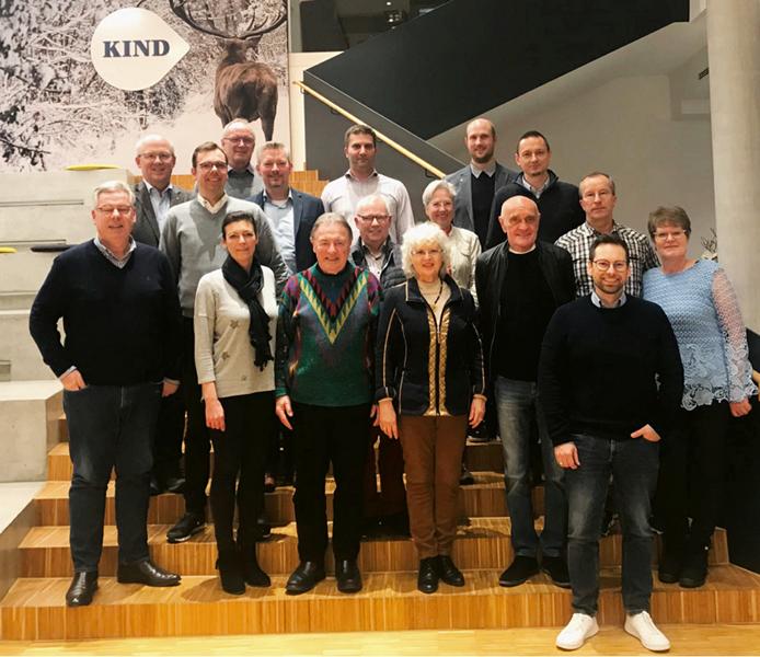 Wirtschafsforum Laatzener Unternehmen e.V.. Die Teilnehmer des WIR Stammtisches in der KIND Zentrale und Ausbildungszentrum in Burgwedel zusammen mit Martin Kind. Die Teilnehmer des WIR Stammtisches in der KIND Zentrale und Ausbildungszentrum in Burgwedel zusammen mit Martin Kind.