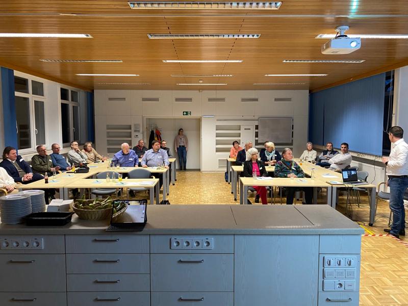 Bild von AVACON in Rethen - Besichtigung des neuen Zentrallagers Gruppe im Sitzungszimmer bei Begrüßung