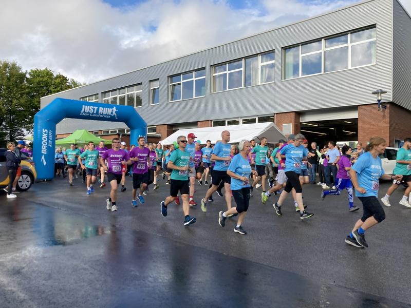 9. Rethener Feierabendlauf 2023  Dienstag, 16. Mai 2023 große Gruppe von Läufern am Start