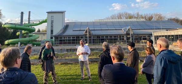 WIR-Mitglieder besuchen das AquaLaatzium Besuchergruppe steht vor dem Gebäude des Aqua Laatziums