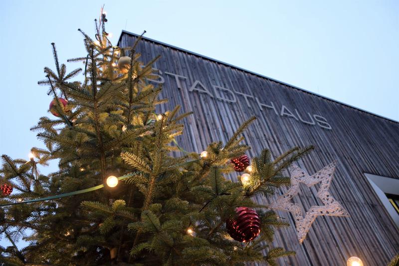 geschmückter Weihnachtsbaum - im Hintergrund Teilansicht vom Stadthaus