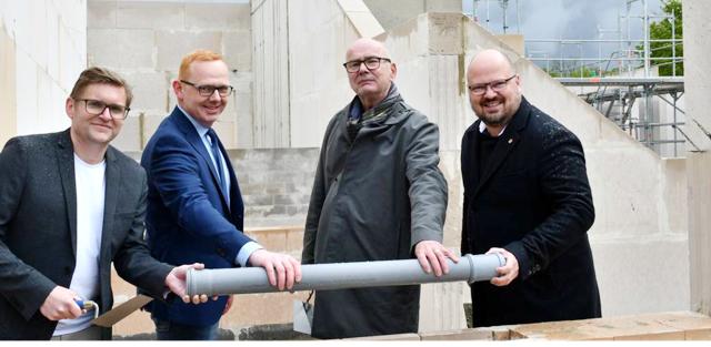 stadt laatzen grundsteinlegung des grundschulneubaus in ingeln oesselse mit buergermeister kai eggert