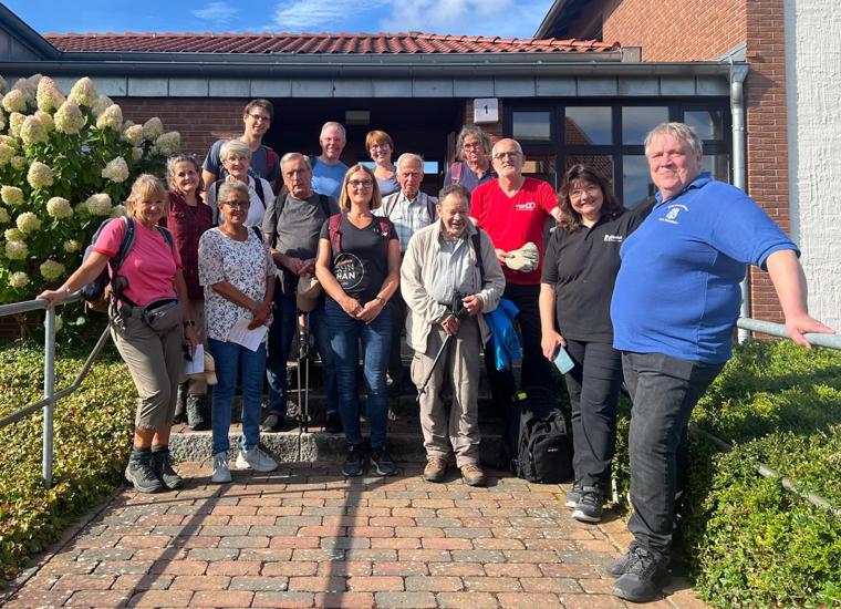Ein knappes Dutzend Pilger posieren nach 50 km Wanderung im Sonnenschein