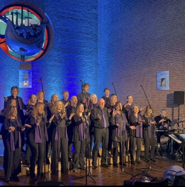 Eine Gruppe steht und singt. Unter der Leitung von Caroline Grützmacher präsentieren die Laatzen Gospel Singers ihre ganze stimmliche Vielfalt und laden zu einem bewegenden Konzertabend ein.