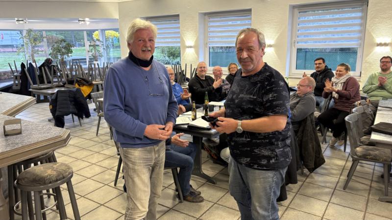 Der 1. Vorsitzende Dirk Kroeger des Sportring Laatzen ehrt Holger Dargel