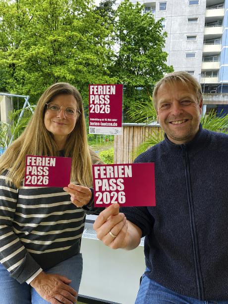 Evelyn Dernoscheck und Tobias Gronemann vom Kinder und Jugendbuero der Stadt Laatzen präsentieren den Ferienpass 2026