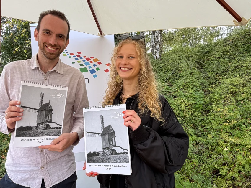 ein Mann und eine Frau zeigen den neuen Laatzener Fotokalender
